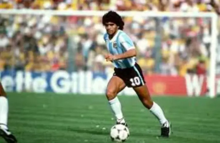 惯用左脚踢球的人比较强?